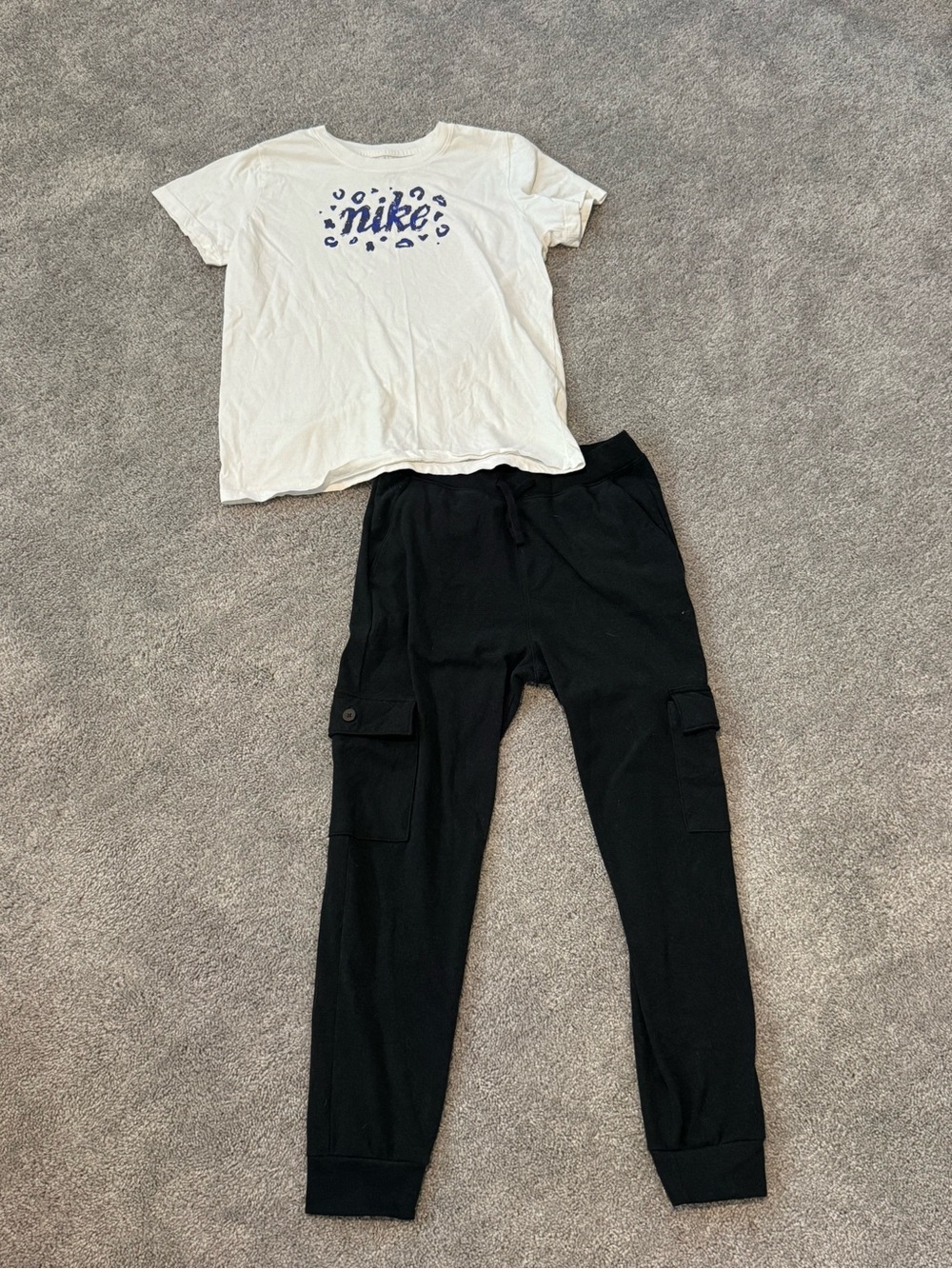 Girls outfit size XL
-Nike shirt size XL 
-Abercrombie Kids pants size 13/14